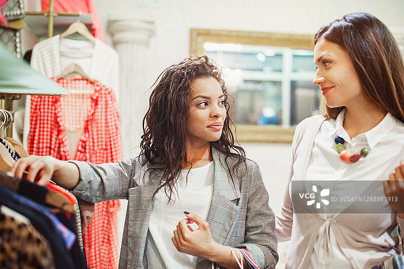 快乐的女性浏览服装图片素材