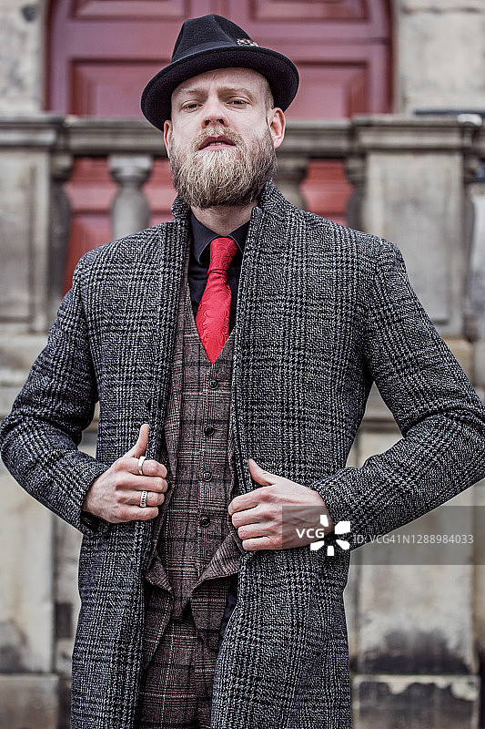 旧城中的复古黑帮男子肖像图片素材