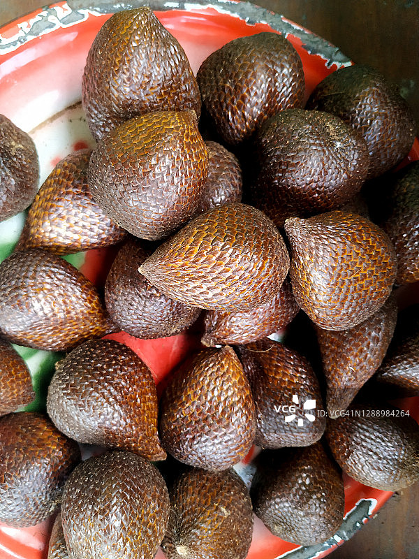 传统市场上的沙叻水果图片素材