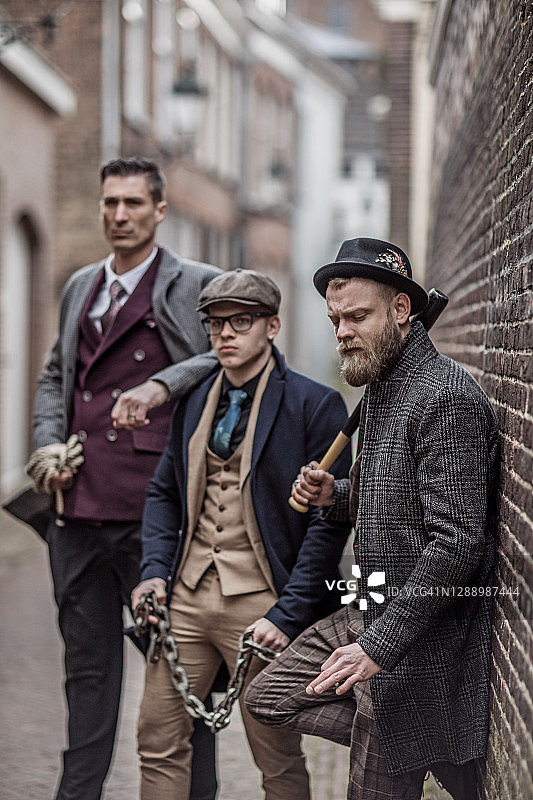 在一座古老城市的小巷里，一群武装的歹徒图片素材