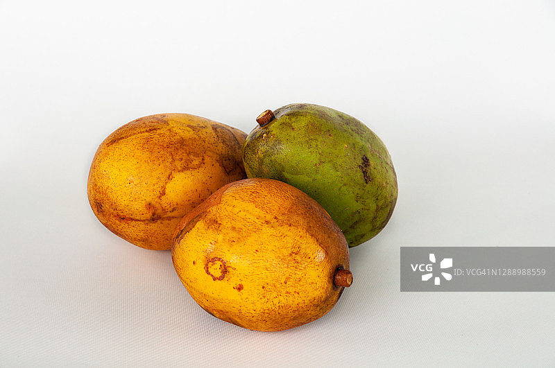 白色背景中孤立的黄绿色热带水果图片素材