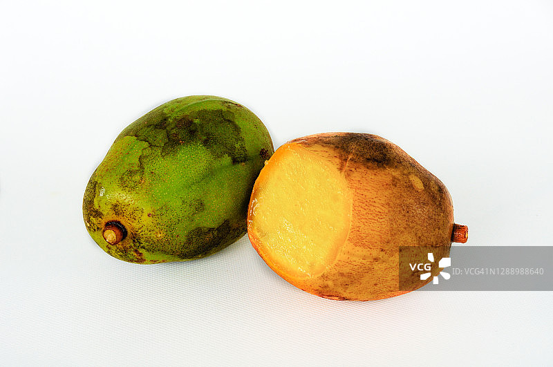 白色背景中孤立的黄绿色热带水果图片素材