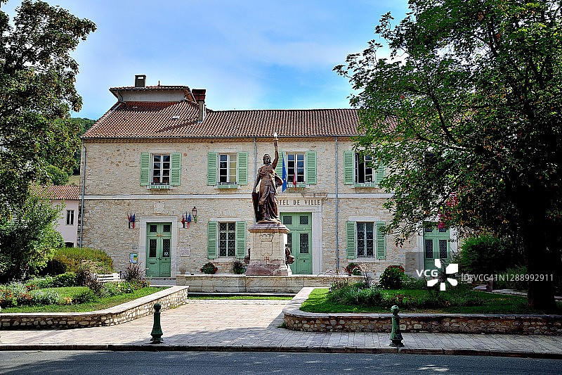 圣蓬德托米耶尔：市政厅及其共和党喷泉图片素材