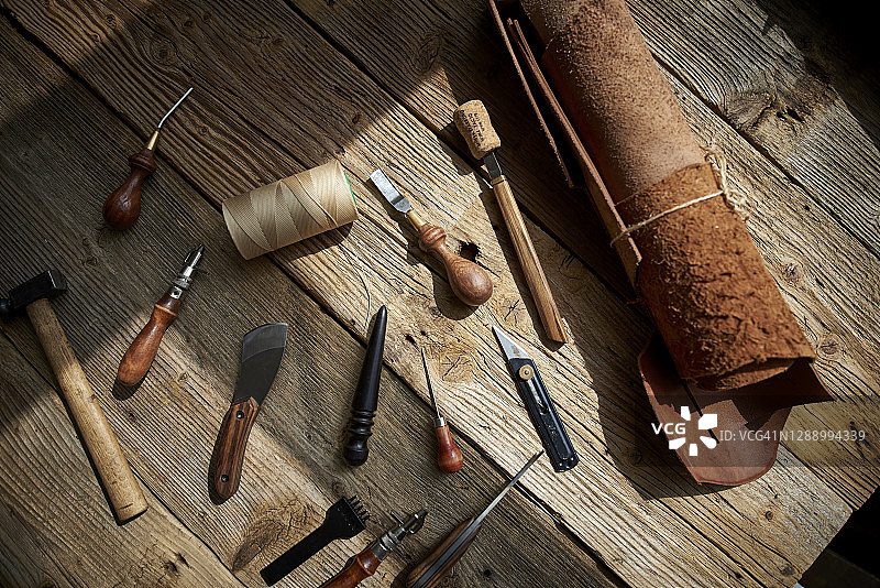 木制工作台上的工作工具图片素材