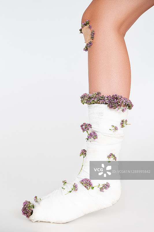 眼睛下方贴着贴片和绷带的人图片素材