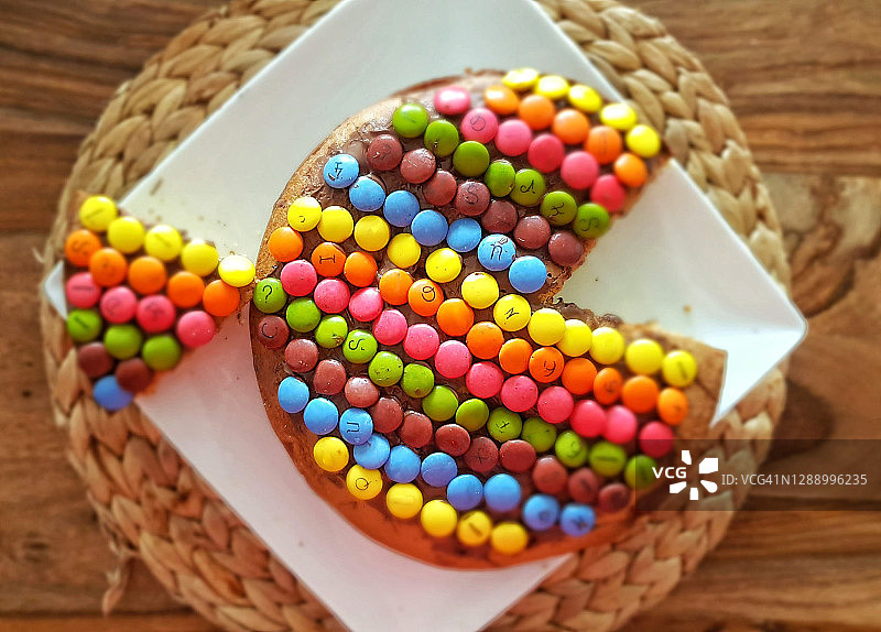 儿童创意生日蛋糕：巧克力鱼与彩色糖屑图片素材