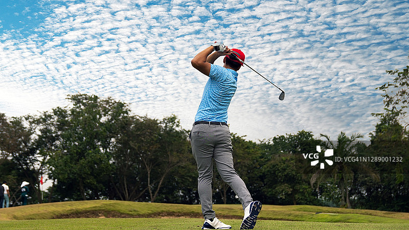 夏日男人打高尔夫图片素材