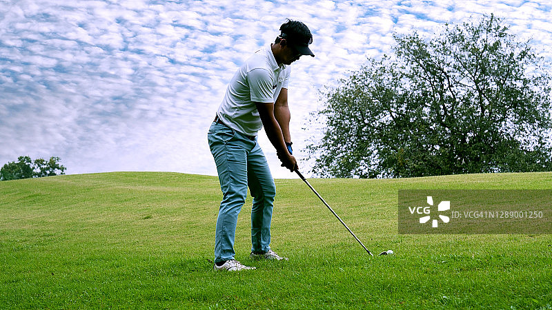 夏日男人打高尔夫图片素材