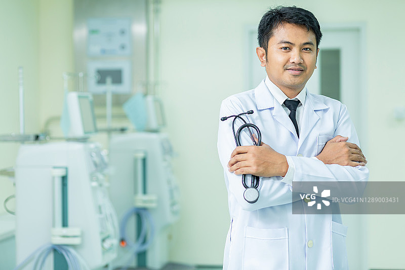佩戴听诊器的亚裔男医生，医疗设备概念图片素材
