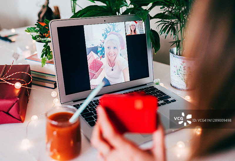 通过视频电话与朋友庆祝图片素材