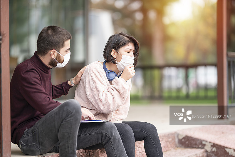 戴口罩的大学生在校园里图片素材