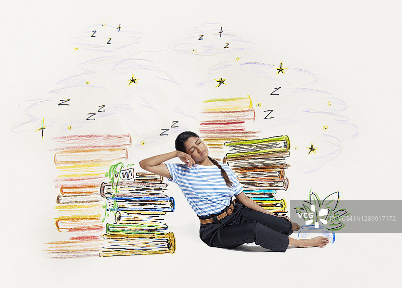 女人靠在书上睡觉图片素材