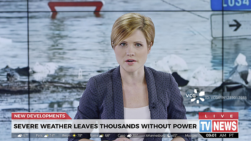 报道因恶劣天气导致停电突发新闻的女主播图片素材