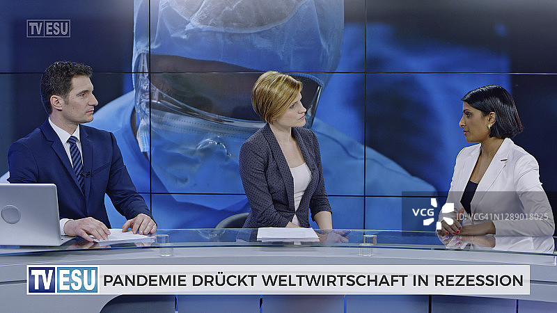 新闻主播和联合主播讨论全球经济衰退图片素材