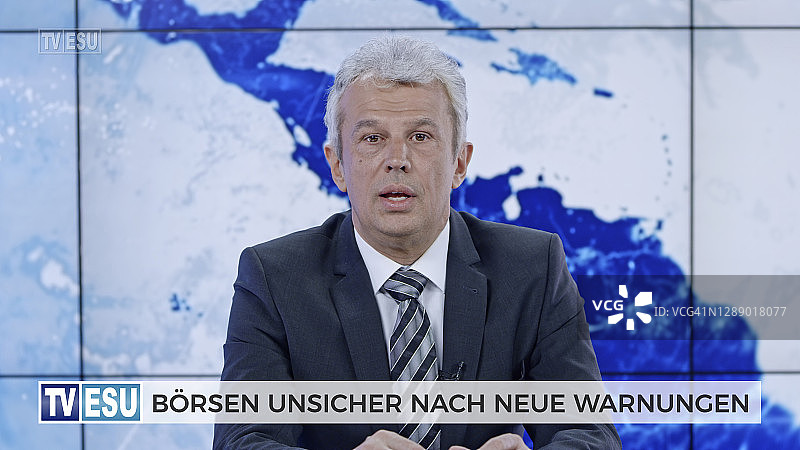 播报有关股票市场的商业更新新闻的男主播图片素材