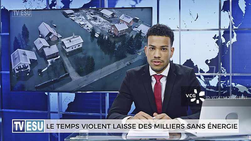 男主播播报因恶劣天气导致停电的突发新闻图片素材