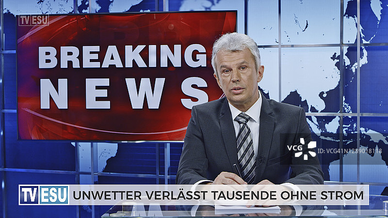 男主播播报因恶劣天气导致停电的突发新闻图片素材