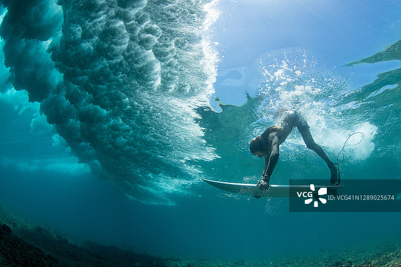 冲浪者潜水图片素材