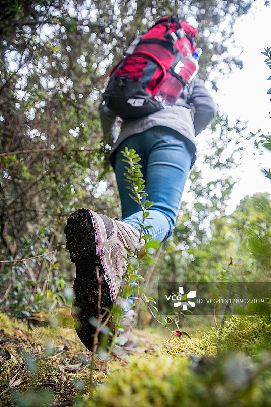 女人在山中徒步图片素材