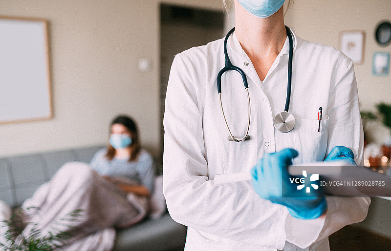疫情期间家庭医生上门问诊图片素材