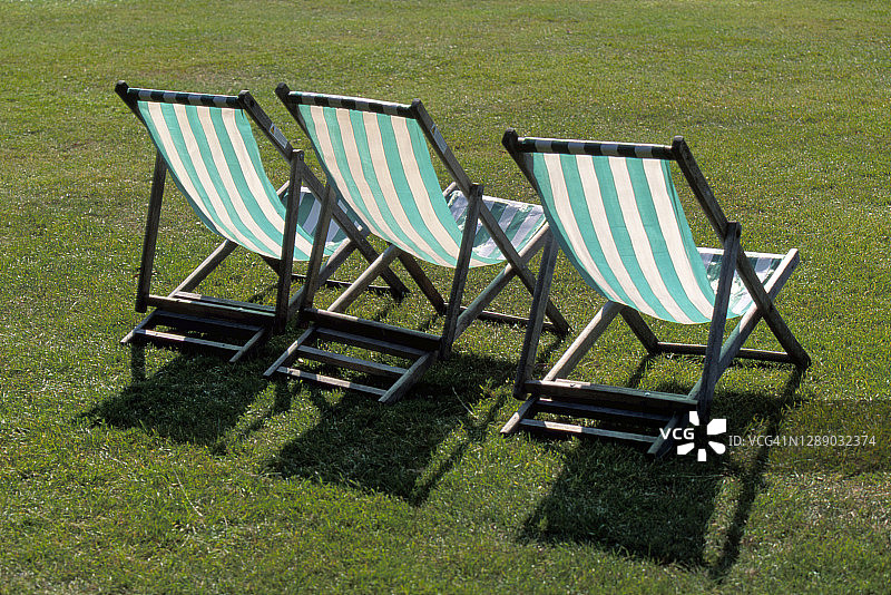 伦敦公园里的躺椅图片素材