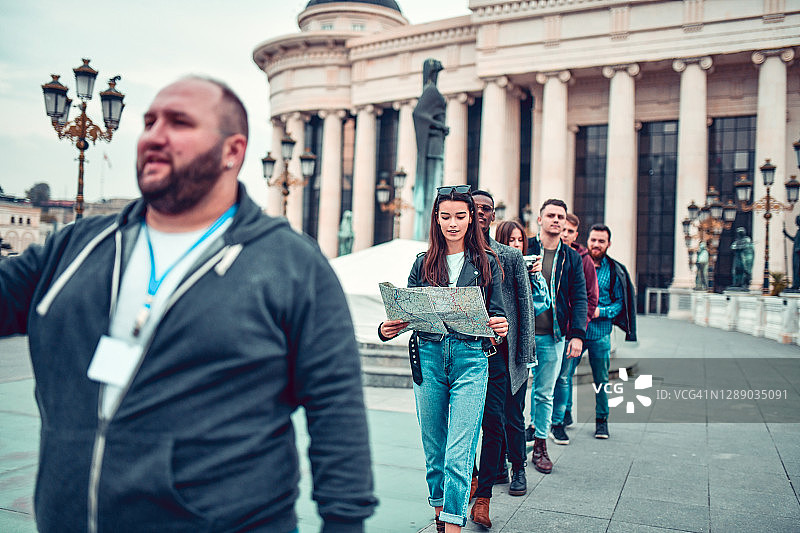 导游带领团队穿过市中心图片素材