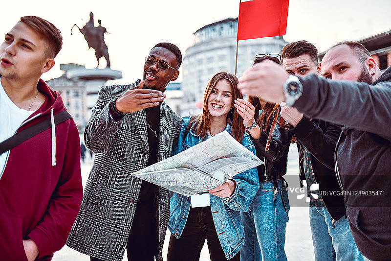 导游向旅游团讲解城市路线和重要建筑图片素材