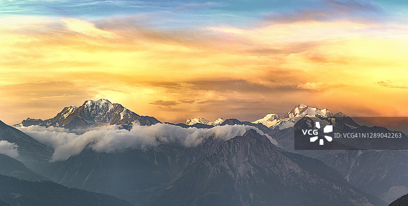 瑞士拂晓时分的魏斯米斯山、罗莎峰和阿尔卑ুব尔峰图片素材