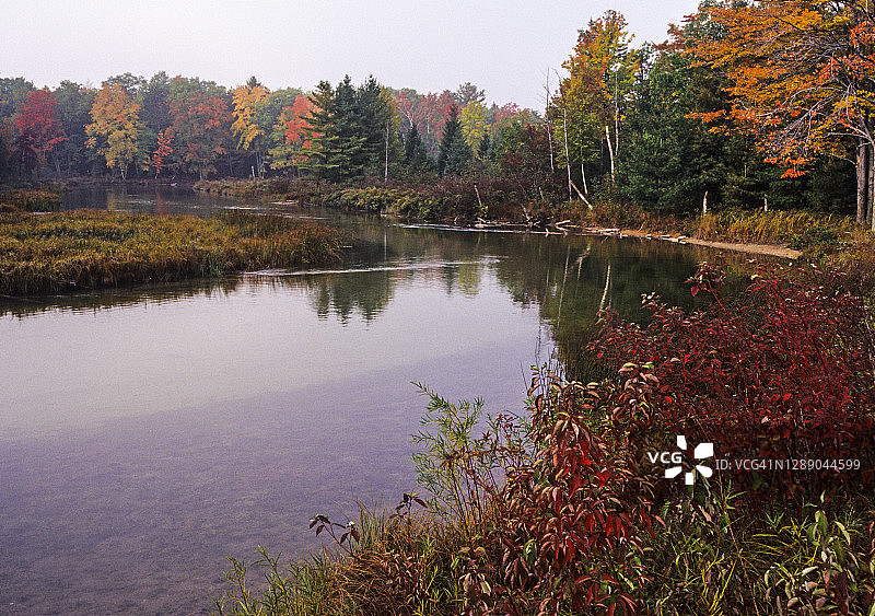 密歇根州睡熊沙丘国家湖岸和普拉特河秋景图片素材