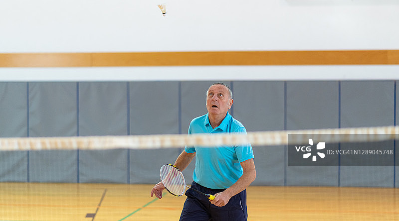 男人打羽毛球图片素材