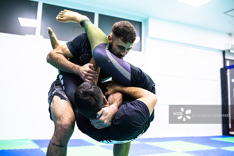 巴西柔术教练示范飞身十字固图片素材