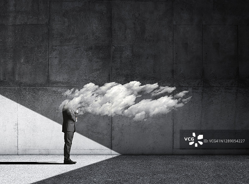 男人站在压力之下图片素材