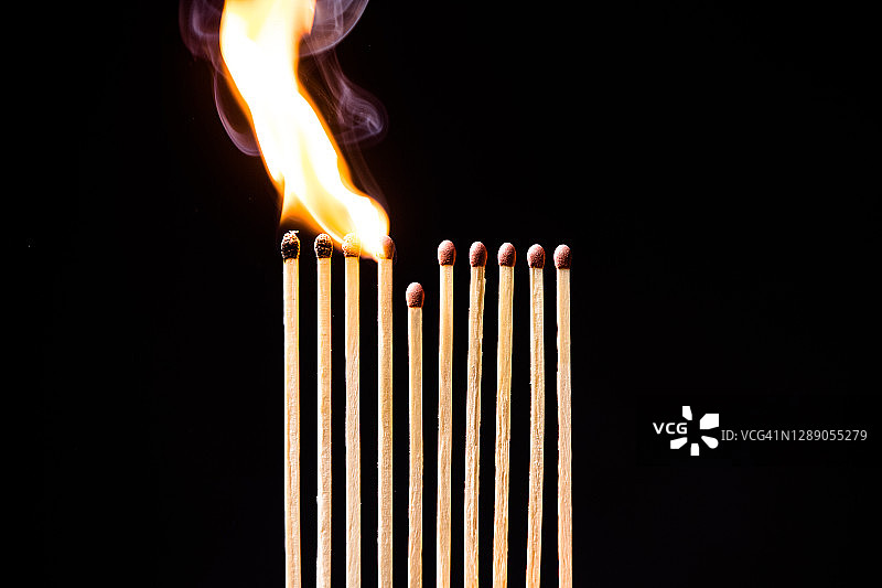 用火柴创建防火线解释社会疏离和自我隔离的过程图片素材
