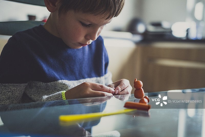 儿童用橡皮泥制作小松鼠图片素材
