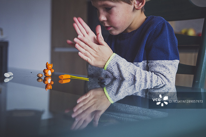 儿童用橡皮泥制作小松鼠图片素材