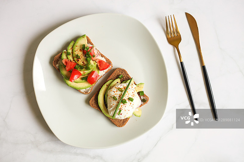 牛油果水波蛋番茄吐司：健康素食早午餐图片素材