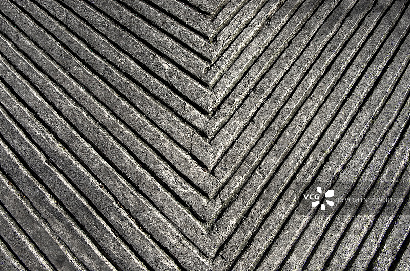 带凹槽V形图案的混凝土车道图片素材