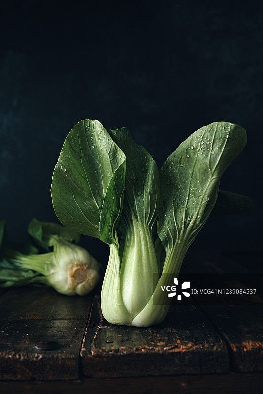 黑色背景上的新鲜有机小白菜图片素材