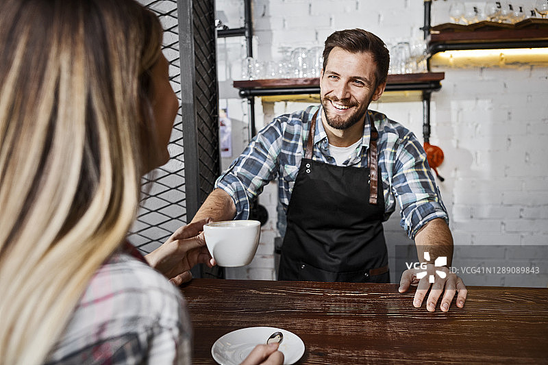 顾客在咖啡店购买咖啡图片素材