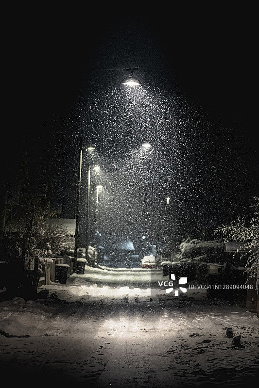 路灯照亮的雪街图片素材