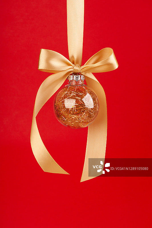 蝴蝶结上的金色圣诞球图片素材