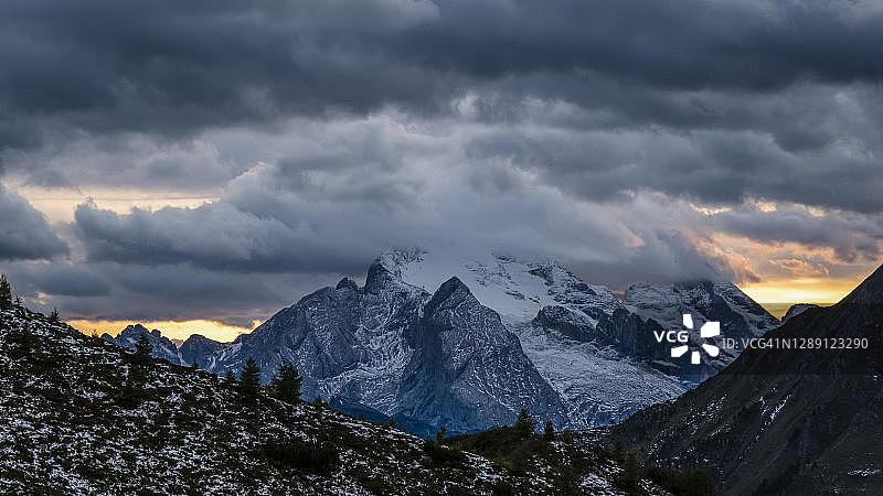 意大利特伦蒂诺多洛米蒂山马尔莫拉达冰川日落图片素材