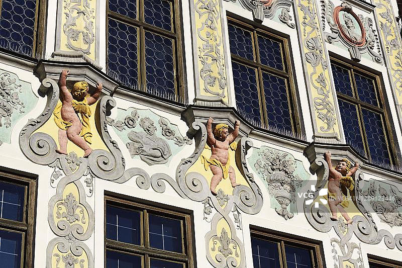 装饰外墙上的小天使，历史悠久的市政厅，德国巴伐利亚州莱希河畔兰茨贝格图片素材
