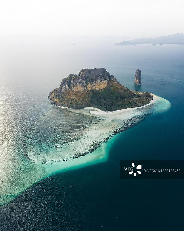 泰国甲米府科波达岛日落时分的鸡岛和近海礁石航拍图片素材