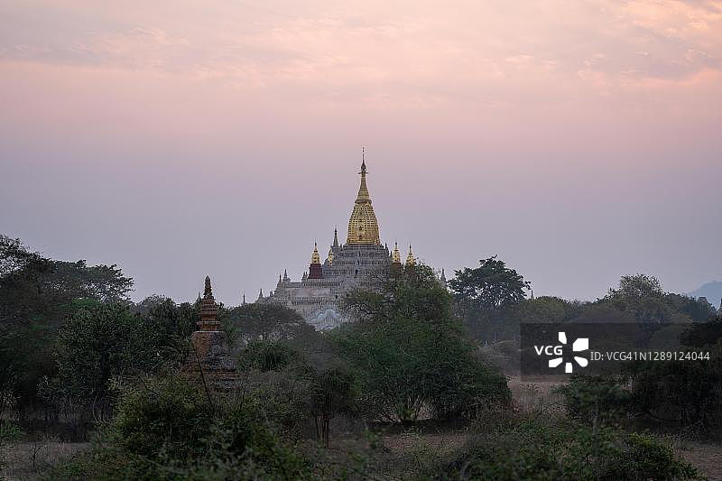 缅甸蒲甘古城的阿难达寺图片素材