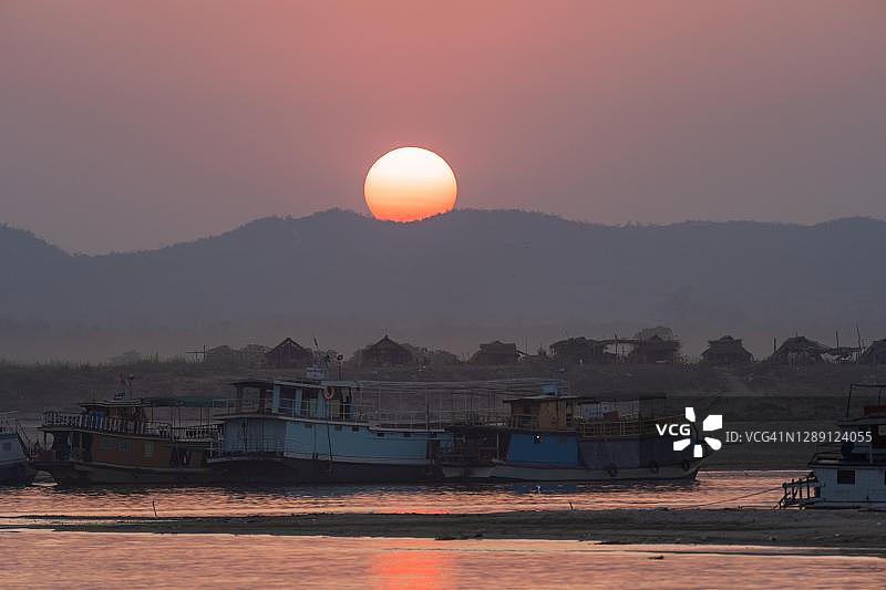 日落时分的伊洛瓦底江，敏贡，缅甸图片素材