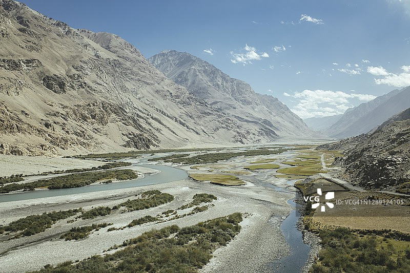阿富汗巴达赫尚瓦罕走廊的潘杰河床图片素材