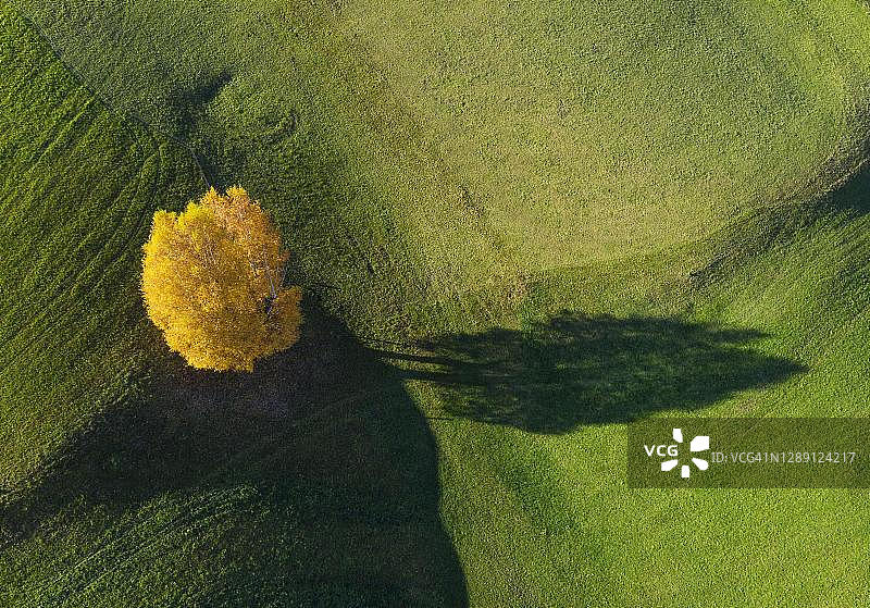 航拍奥地利蒙德湖秋景图片素材