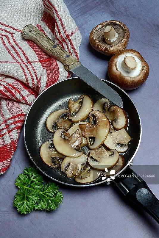 德国：平底锅里的蘑菇片图片素材