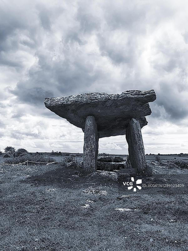 爱尔兰克莱尔郡伯伦国家公园的普尔纳布龙石墓，新石器时代的巨石遗址图片素材